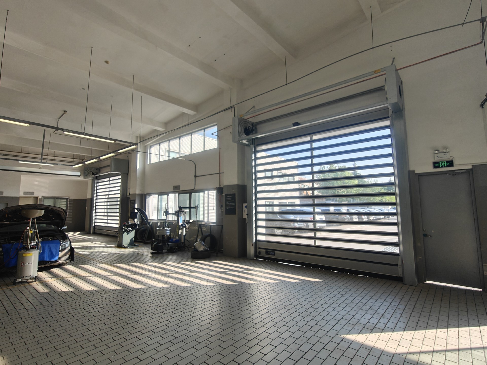 奔驰硬质快速门