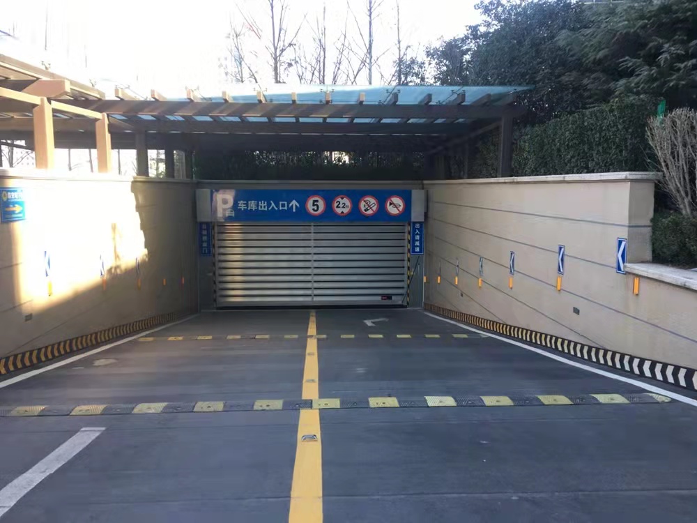 中联自由港湾地库门